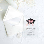 Moderne trendy roze boog afstuderen Cap Afstuderen Acryl Uitnodigingen