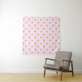 Moderne trendy roze & gouden polka stippen achterg wandkleed (In situ)
