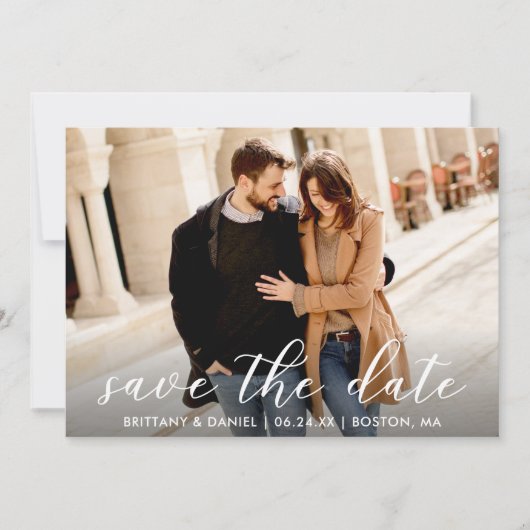 Moderne Trendy Script Couple Foto Save The Date (Voorkant)