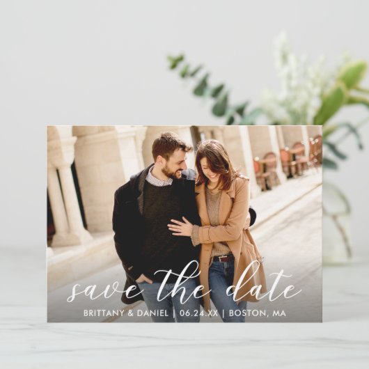 Moderne Trendy Script Couple Foto Save The Date (Staand voorkant)