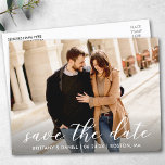 Moderne Trendy Script Foto | De datum opslaan Briefkaart<br><div class="desc">Het moderne Manuscript van de Rendy sparen het Briefkaart van de Aankondiging van het Verloving van de Datum</div>