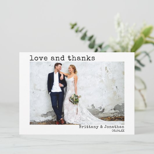 Moderne Trendy Type writer Text Wedding Photo Bedankkaart (Staand voorkant)