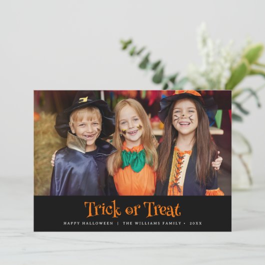 Moderne Trick or treat Happy Halloween Foto Kaart (Staand voorkant)