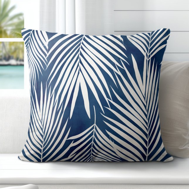 Moderne tropisch blauw wit palmblad kussen (Elevate Your Décor: Discover our Elegant Coastal Throw Pillows in Blue & White)