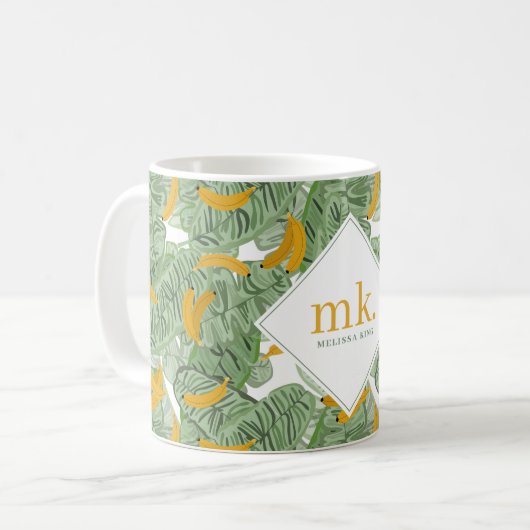 Moderne Tropische Banaan Groen Patroon Monogram Koffiemok (Voorkant links)
