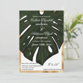 Moderne Tropische Groene Gouden Monstera Leaf Wedd Kaart (Staand voorkant)