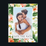 Moderne tropische koraal bloemfoto Save the Date Briefkaart<br><div class="desc">Moderne tropische koraal bloemen,  groen en palmbladeren Sla de datum op Foto Verloving Aankondiging Briefkaart</div>