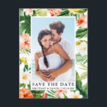 Moderne tropische koraal bloemfoto Save the Date Briefkaart<br><div class="desc">Moderne tropische koraal bloemen,  groen en palmbladeren Sla de datum op Foto Verloving Aankondiging Briefkaart</div>
