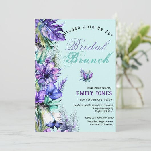 Moderne tropische paarse bloemenbruidsbrunch kaart (Staand voorkant)