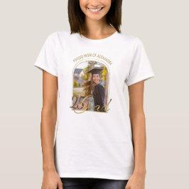 Moderne trotse moeder van geslaagd persoon met aan t-shirt