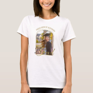 Moderne trotse moeder van geslaagd persoon met aan t-shirt