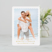 MODERNE TROUW minimalistische verlovingscalligrafi Folie Uitnodiging (Staand Voorkant)