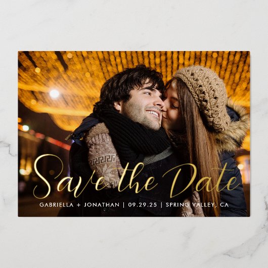 Moderne Trouwfoto Save The Date Script Goud Folie Uitnodiging (Voorkant)
