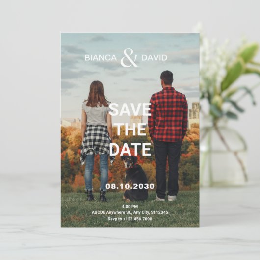 Moderne trouwfoto van koppel en huisdier save the date (Staand voorkant)