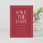Moderne Trouwfoto van Koppel in Wijnrood Save The Date (Staand voorkant)