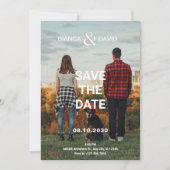 Moderne trouwfoto van koppel met huisdier save the date (Voorkant)