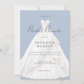 Moderne trouwjurk op blauwe bruids brunch kaart (Voorkant)
