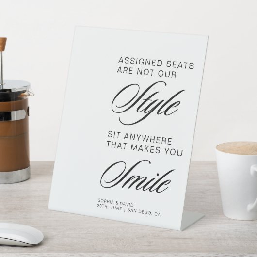 Moderne trouwstoelen zijn niet onze stijl reclamebord met voetstuk (Insitu)