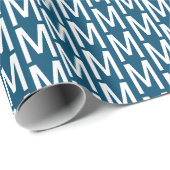 Moderne turquoise blauwe witte aangepaste monogram cadeaupapier (Rol Hoek)