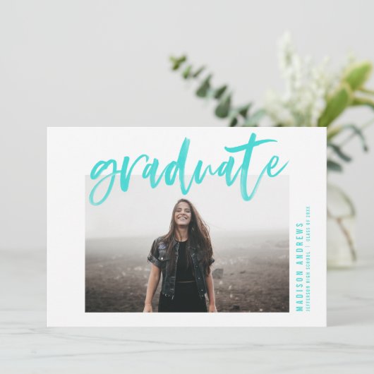 Moderne Turquoise Geborstelde Script Afstudeerfees Kaart (Staand voorkant)