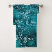 Moderne Turquoise Ocean Waves Custom Bad Handdoek (Insitu)
