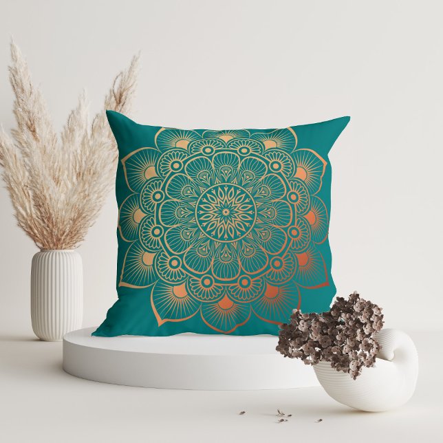 Moderne turquoise perzik mandala kussen (Modern Turquoise Peach Mandala Throw Pillow in a white room with dry flowers)