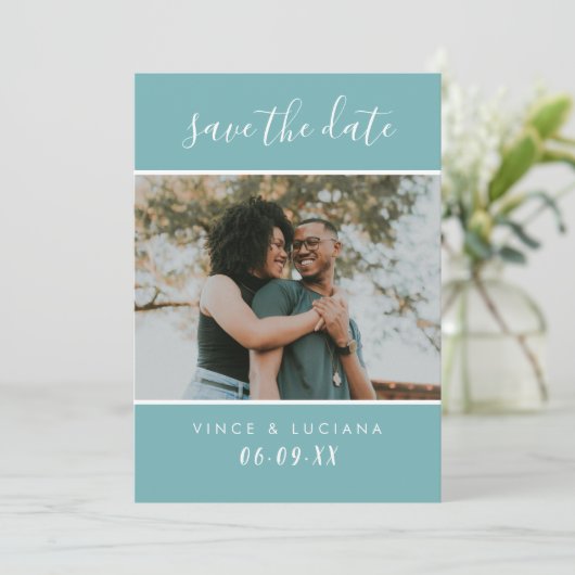 Moderne Turquoise Script Foto Bruiloft Save The Date (Staand voorkant)