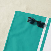 Moderne turquoise witte racing strepen gemerkte zw strandlaken (In situ)