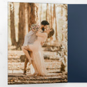 Moderne twee foto gouden marine blauwe bruiloft drieluik uitnodiging (Binnenzijde eerst)