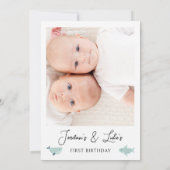 Moderne Tweeling Foto Zeewezens Jongens 1e Verjaar Kaart (Achterkant)