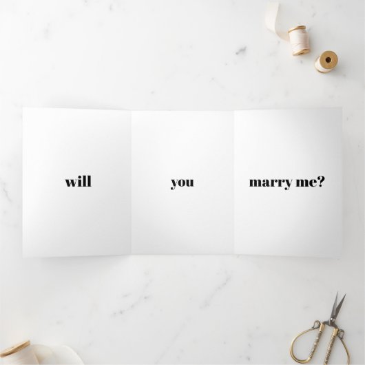 Moderne typografie aangepaste huwelijksaanzoek drieluik kaart (Binnen)