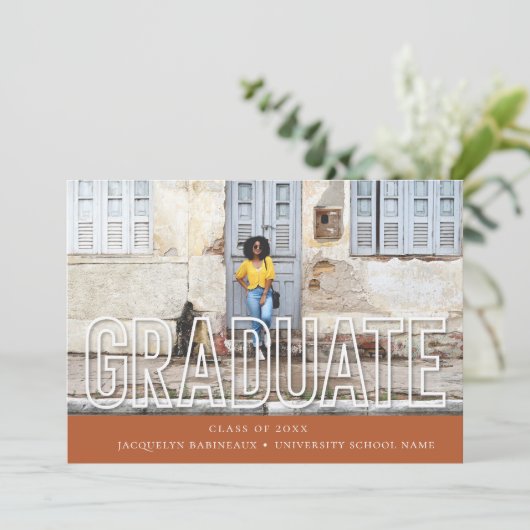 Moderne Typografie Afstuderen Fotoaankondiging Kaart (Staand voorkant)