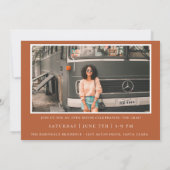 Moderne Typografie Afstuderen Fotoaankondiging Kaart (Achterkant)