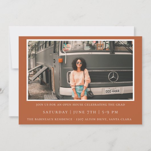 Moderne Typografie Afstuderen Fotoaankondiging Kaart (Achterkant)