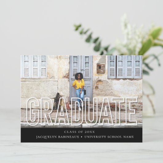 Moderne Typografie Afstuderen Fotoaankondiging Kaart (Staand voorkant)