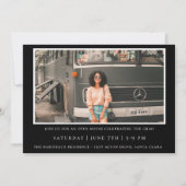 Moderne Typografie Afstuderen Fotoaankondiging Kaart (Achterkant)