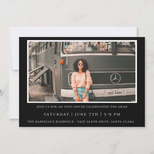 Moderne Typografie Afstuderen Fotoaankondiging Kaart (Achterkant)