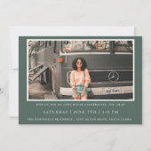 Moderne Typografie Afstuderen Fotoaankondiging Kaart (Achterkant)