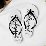 Moderne Typografie "Bruidsmeisje" Teenslippers<br><div class="desc">Gepersonaliseerde Bridal party teenslippers met een stijlvolle en trendy script typografie. Pas met het monogram van de bruid en de bruidegom, huwelijksdatum, en de naam van de bruidsmeisje voor een van een soort ontwerp aan! Op zoek naar een aangepaste kleur? Geen probleem! Stuur gewoon uw verzoek naar heartlockedstudio op gmail...</div>