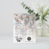 Moderne Typografie Brush Script 2025 Kalender Foto Feestdagenkaart (Staand voorkant)