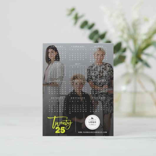 Moderne Typografie Brush Script 2025 Kalender Foto Feestdagenkaart (Staand voorkant)