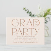 Moderne Typografie Cream and Clay Graduation Party Kaart (Staand voorkant)