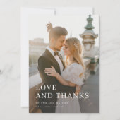 Moderne Typografie Eenvoudige Overlay Foto Bruilof Bedankkaart (Voorkant)