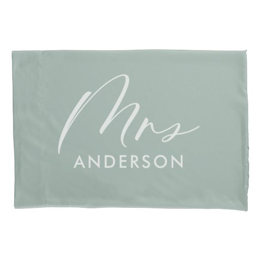 Moderne typografie elegant script mrs sage green kussensloop (Voorkant)