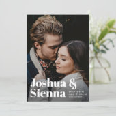 Moderne typografie foto bruiloft save the date (Staand voorkant)