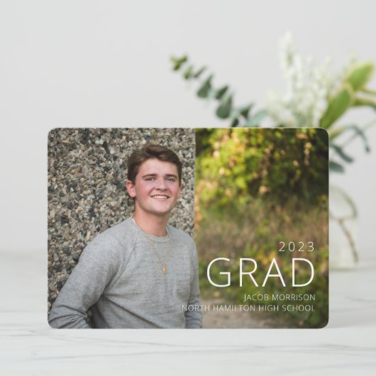 Moderne Typografie Foto Graduation Party Kaart (Staand voorkant)