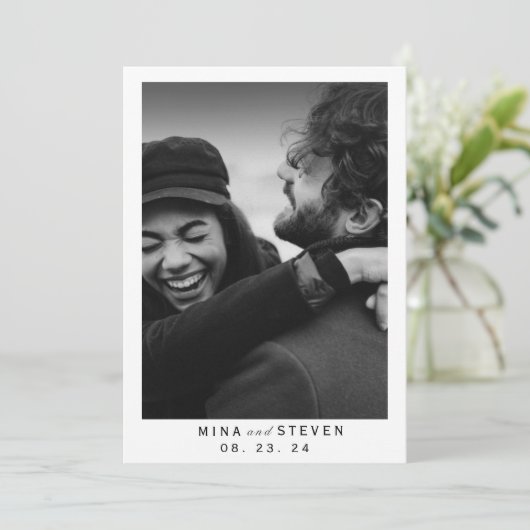 Moderne typografie-foto in zwart-wit save the date (Staand voorkant)