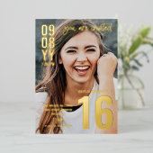 Moderne Typografie Foto Sweet 16 Gold Folie Uitnodiging (Staand Voorkant)