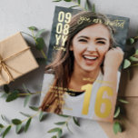 Moderne Typografie Foto Sweet 16 Gold Folie Uitnodiging<br><div class="desc">Goudfolie-typografie Sweet 16 uitnodiging gepersonaliseerd met een foto die de hele uitnodiging bedekt. Foto Sweet 16-uitnodiging met moderne gouden folie lettertypen en een trendy script. Het is een lieflijke zestien uitnodiging met een stijlvol gouden folie.</div>