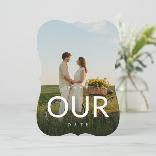 Moderne typografie Fotobruiloft Bewaar de datums Kaart (Staand voorkant)